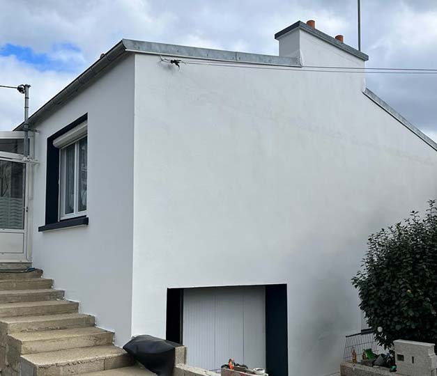 Maison avec le ravalement de fait