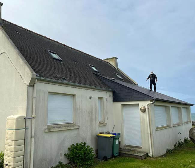 Faitage de toiture avant démoussage