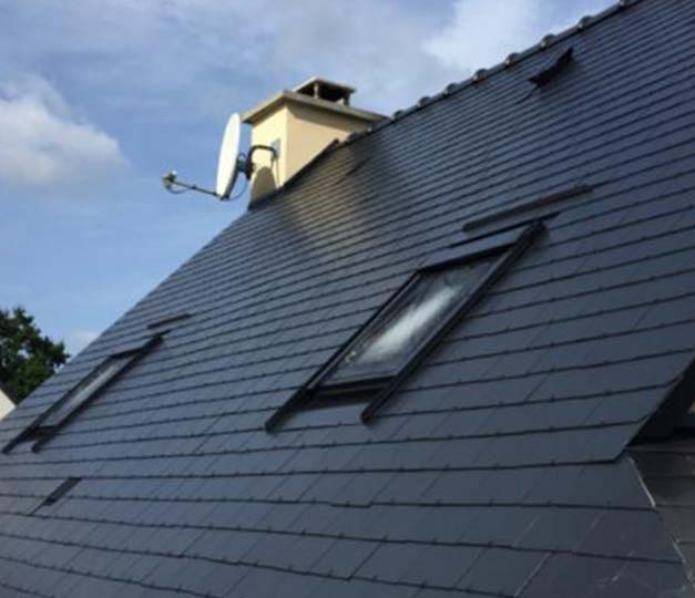 Professionnel sur le toit pour le traitement hydrofuge