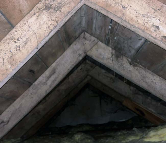 Couvreur qui répare la toiture en ardoise